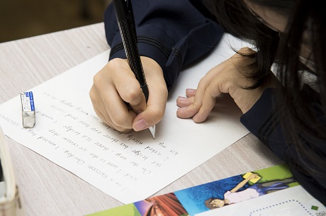 ショートインタビューをもとに、「think that~」の構文を練習